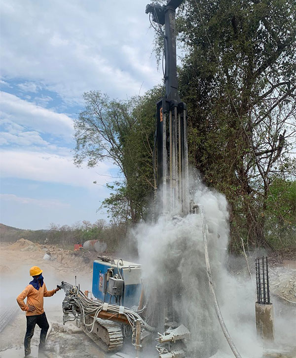 Equipe e equipamentos da SOLODRILL em obra de geotecnia e fundações especiais